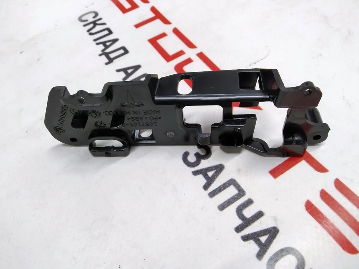 8 Кронштейн кріплення блоку управ. склопідйомниками і дзеркалами водійських дверей Tesla model X 1028641-00-A