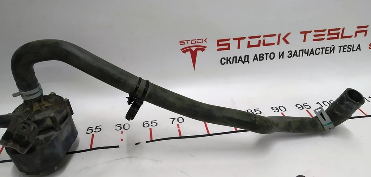 14 Трубка насоса охолодження до розширювального бака Tesla model S 1037855-00-D
