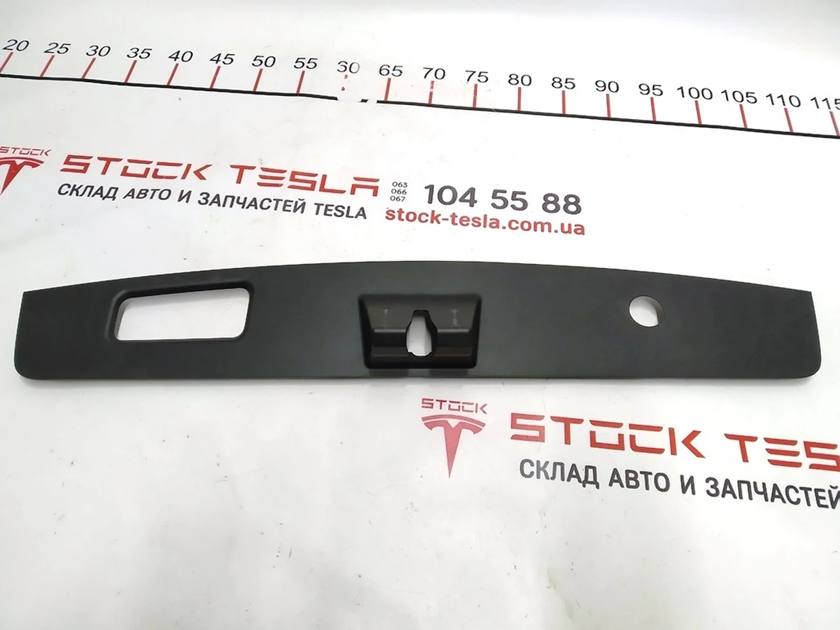 4 Накладка карти кришки багажника нижня Tesla model X 1037897-39-E