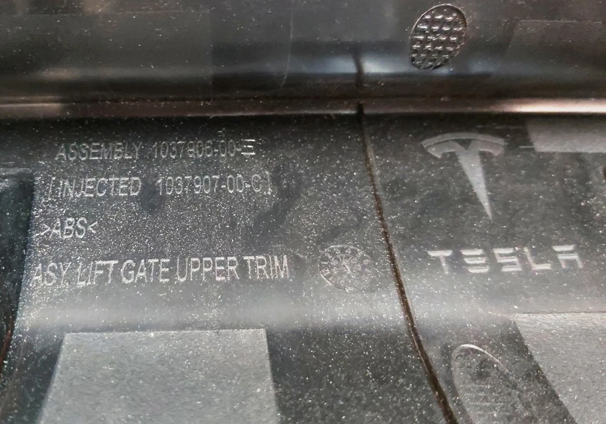 16 ASY, LIFT GATE TRIM-UPPER with damage Tesla model X 1037906-50-E