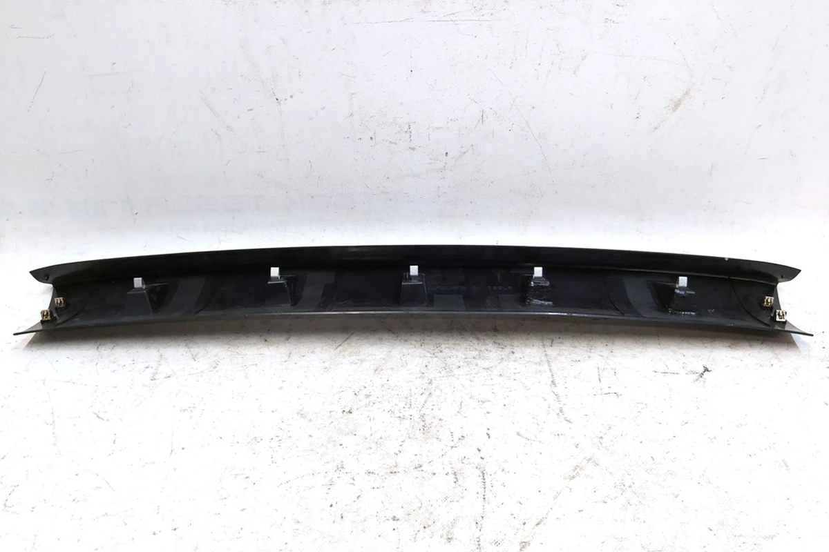 16 ASY, LIFT GATE TRIM-UPPER with damage Tesla model X 1037906-50-E