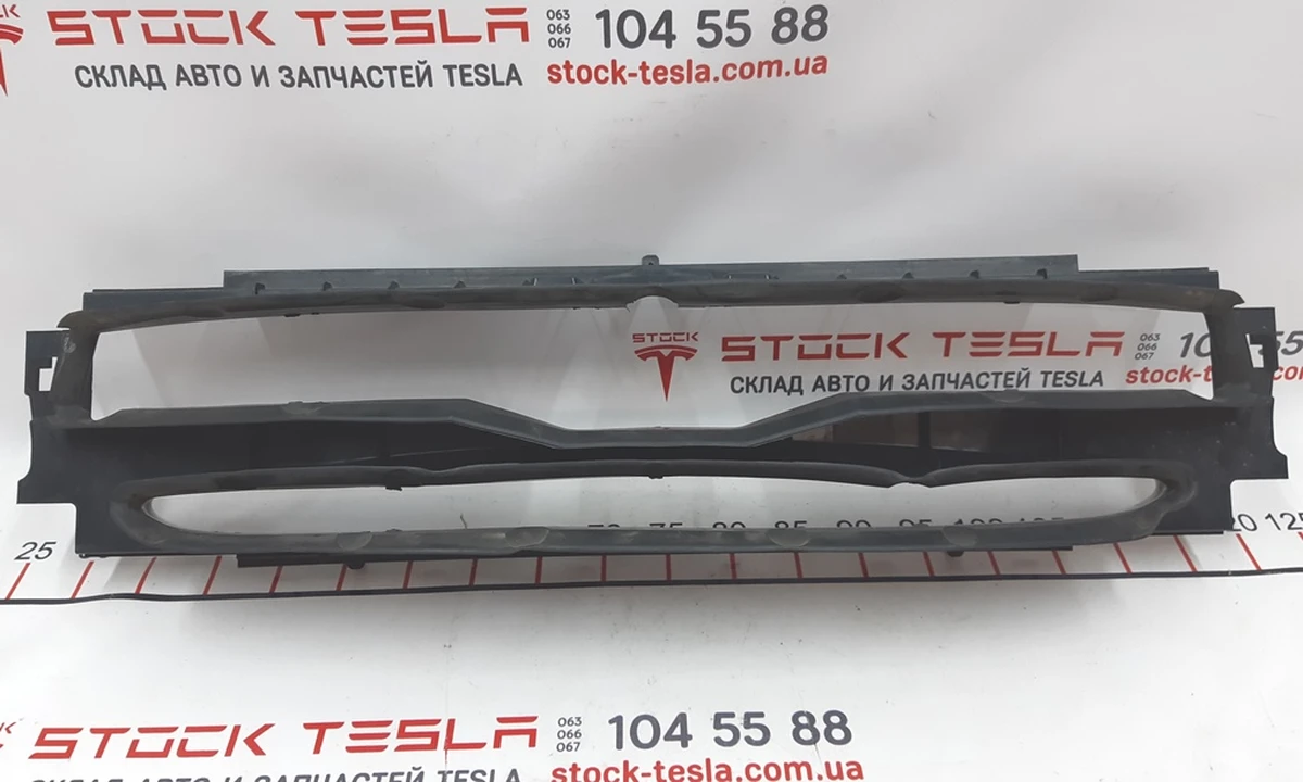 1 Накладка передня гумова центрального радіатора (під радар) Tesla model S 1038208-00-B