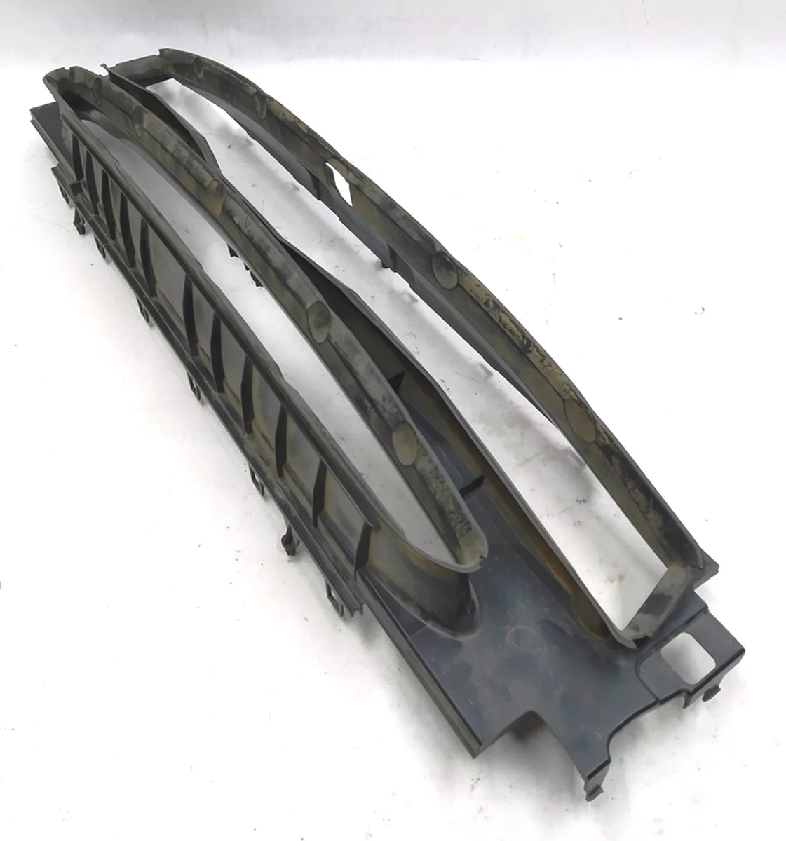 1 Front rubber cover of the central radiator (under the radar) with damage Tesla model S 1038208-00-B