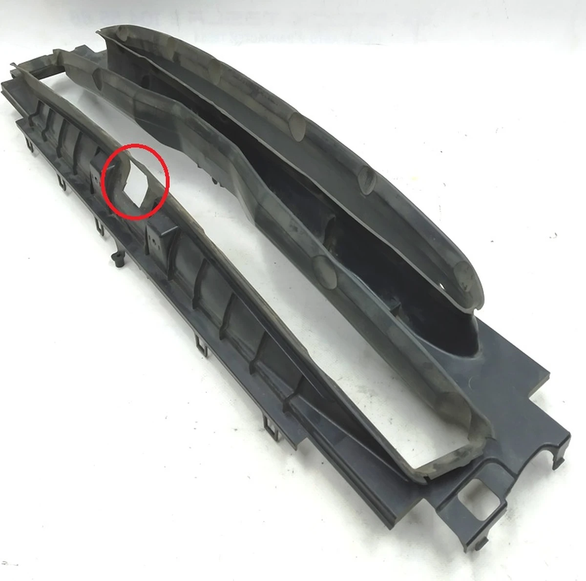 1 Front rubber cover of the central radiator (under the radar) with damage Tesla model S 1038208-00-B