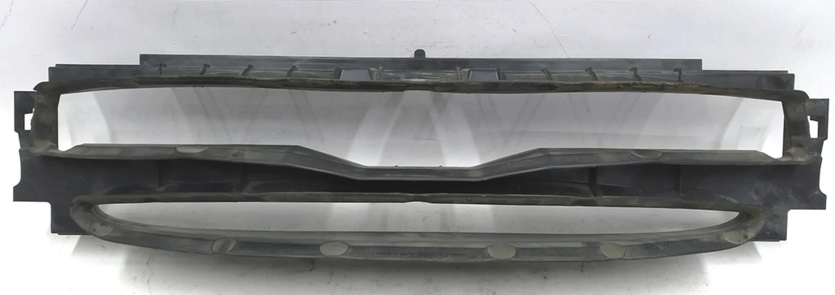 1 Накладка передняя резиновая центрального радиатора (под радар) с повреждениями Tesla model S 1038208-00-B