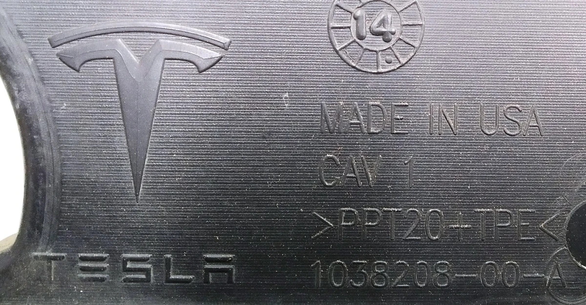 1 Front rubber cover of the central radiator (under the radar) with damage Tesla model S 1038208-00-B