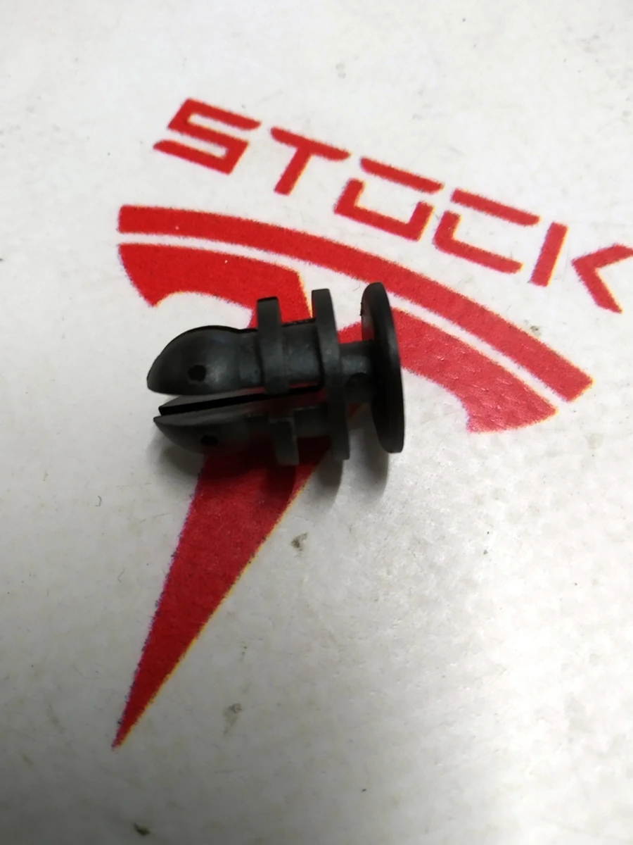 22 Кліпса кріплення підкапотного пластику 8X2.5 Tesla Model S REST, Model X 1038222-00-A