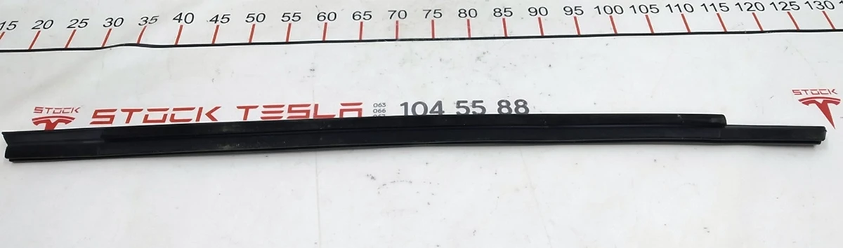 4 Молдинг зовнішній двері задньої лівої хром (тільки ущільнювач, без хрому) Tesla model S