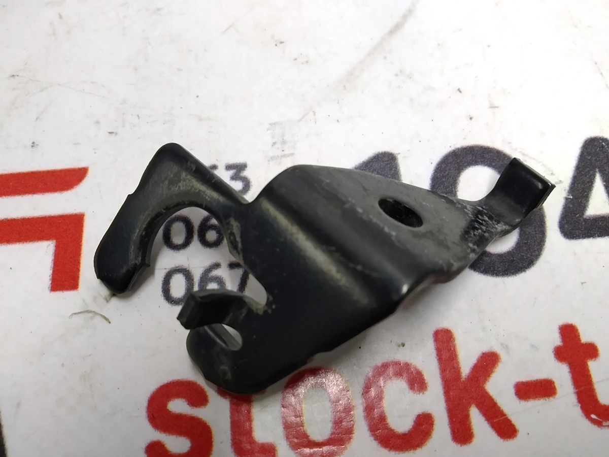 6 Кронштейн крепления тормозного шланга переднего левого (на опорной вилке) Tesla model X S REST 1038627-00-A