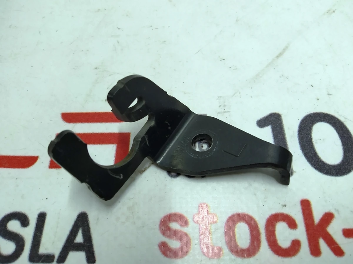 6 Кронштейн крепления тормозного шланга переднего левого (на опорной вилке) Tesla model X S REST 1038627-00-A