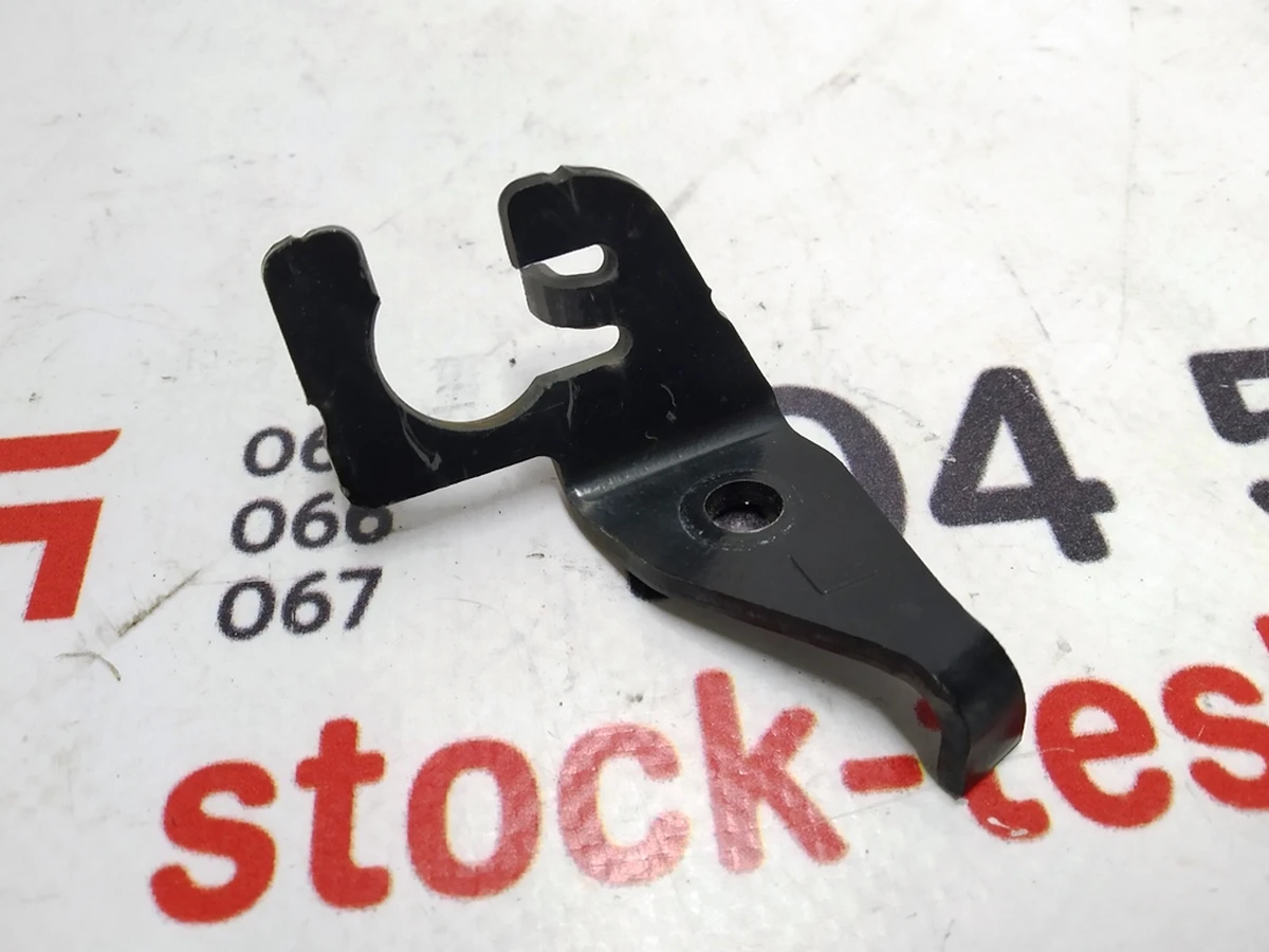 6 Кронштейн крепления тормозного шланга переднего левого (на опорной вилке) Tesla model X S REST 1038627-00-A