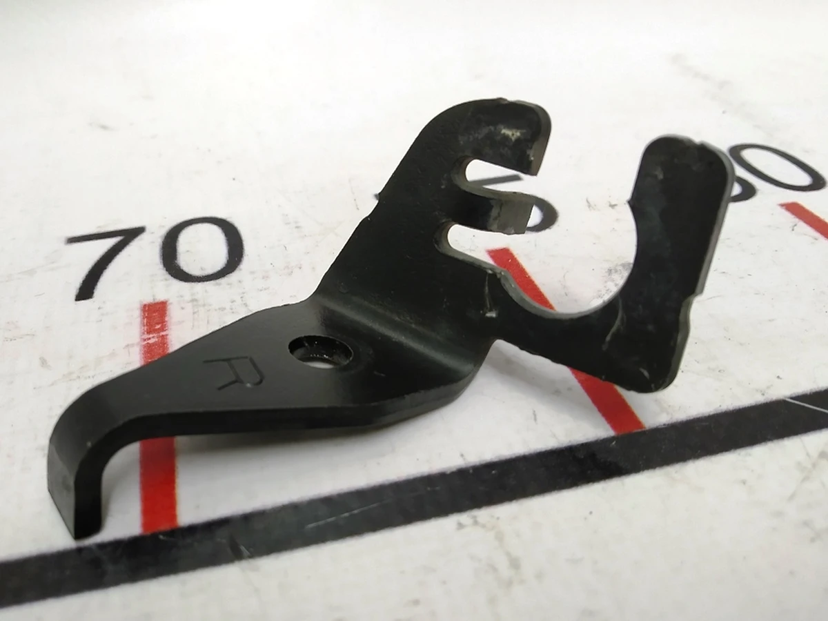 6 Кронштейн крепления тормозного шланга переднего левого (на опорной вилке) Tesla model X S REST 1038627-00-A