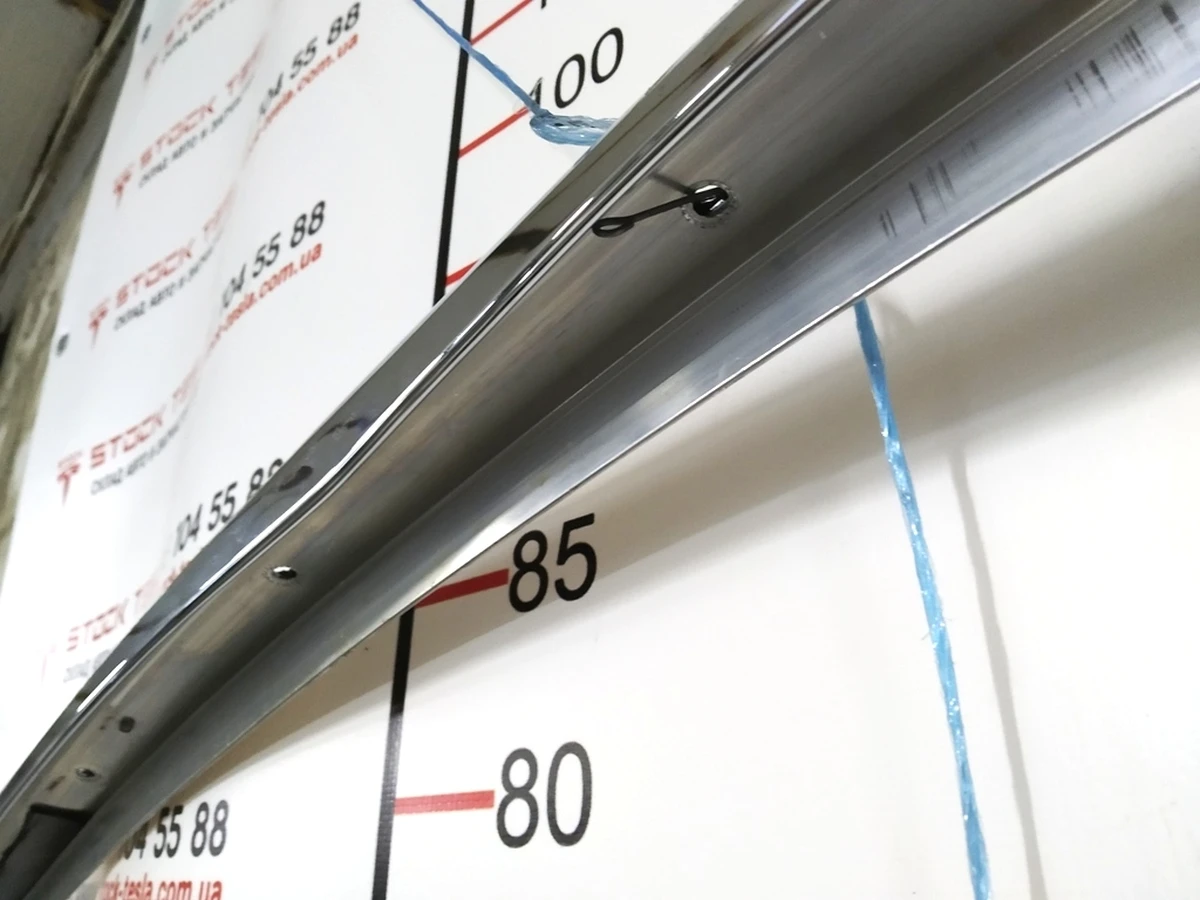 1 Молдинг кузова бічний лівий хромований метал з пошкодженням Tesla model S, model S REST 1039307-00-A