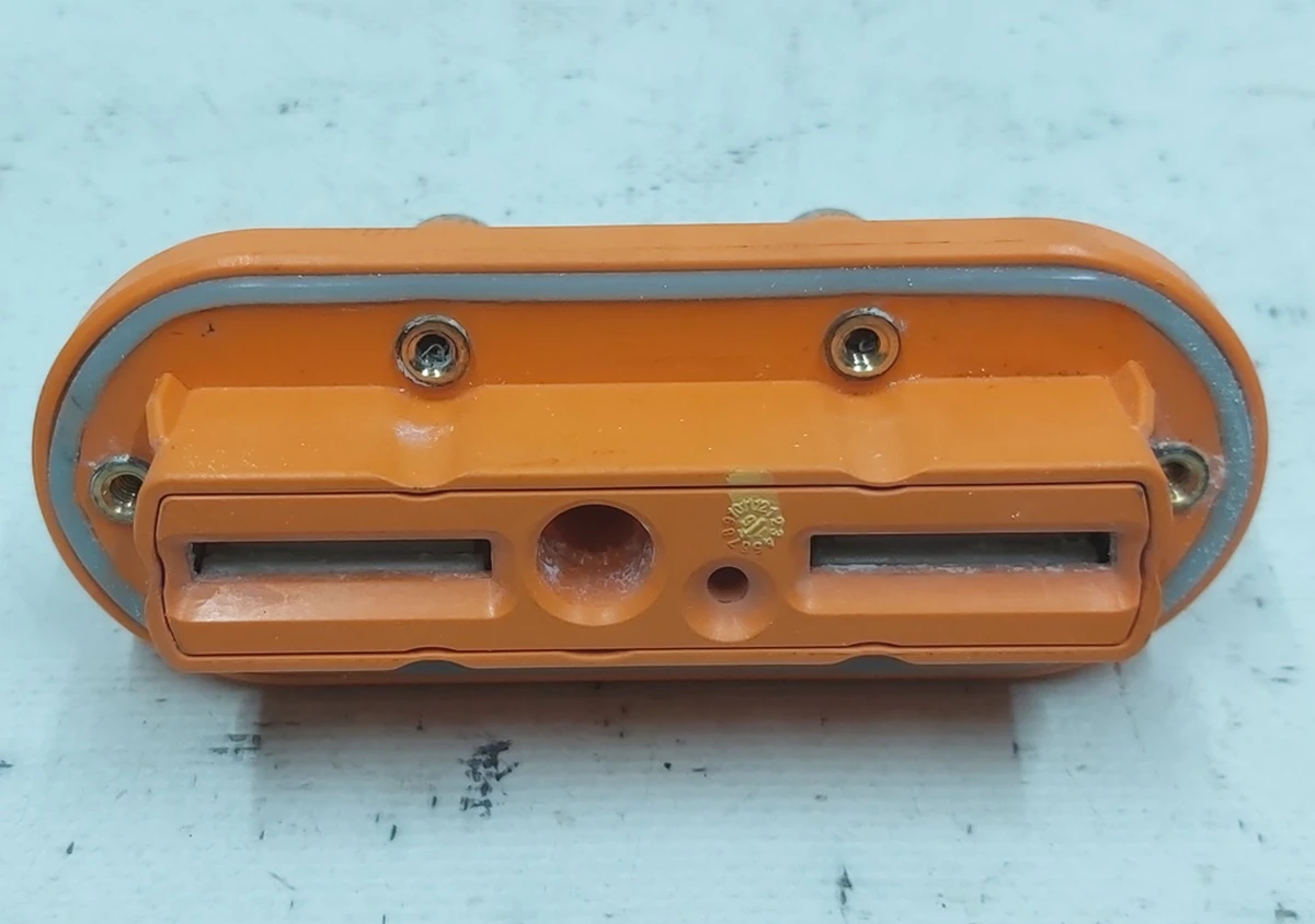 Високовольтний роз'єм основної батареї зі слідами окиснення Tesla model S REST 1099863-00-A