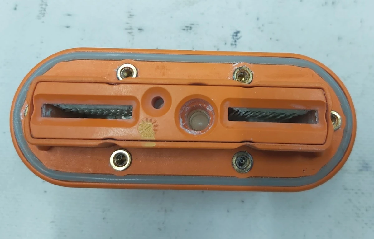 Високовольтний роз'єм основної батареї зі слідами окиснення Tesla model S REST 1099863-00-A