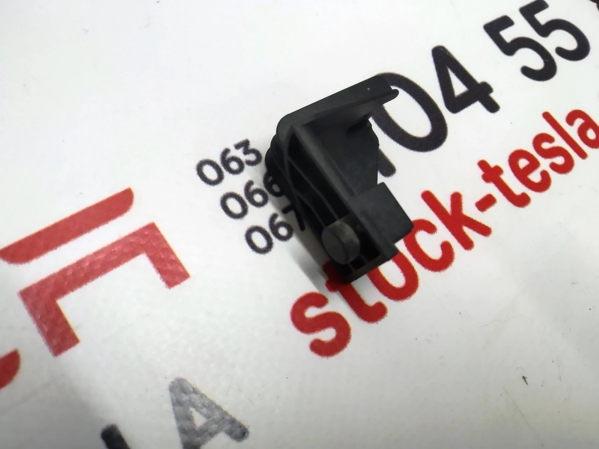 5 Кронштейн опорний тросика замка капота лівого Tesla model S 1039453-00-C