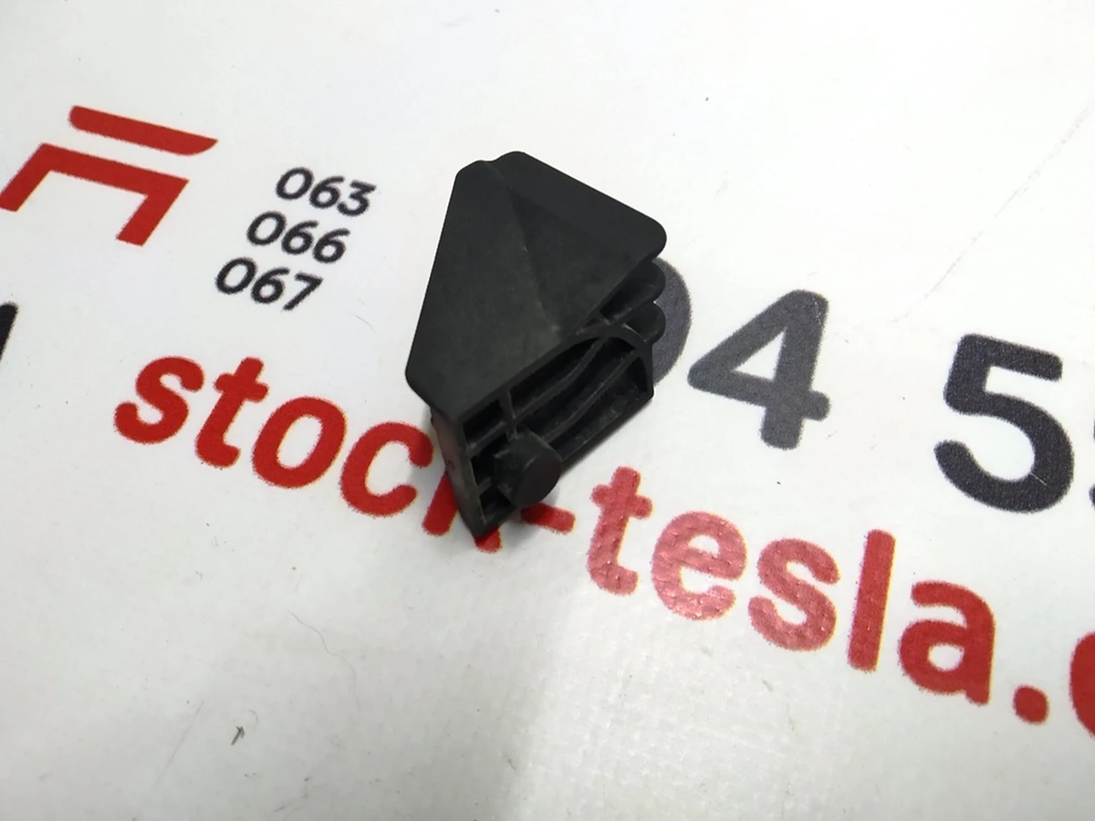 5 Кронштейн опорний тросика замка капота лівого Tesla model S 1039453-00-C