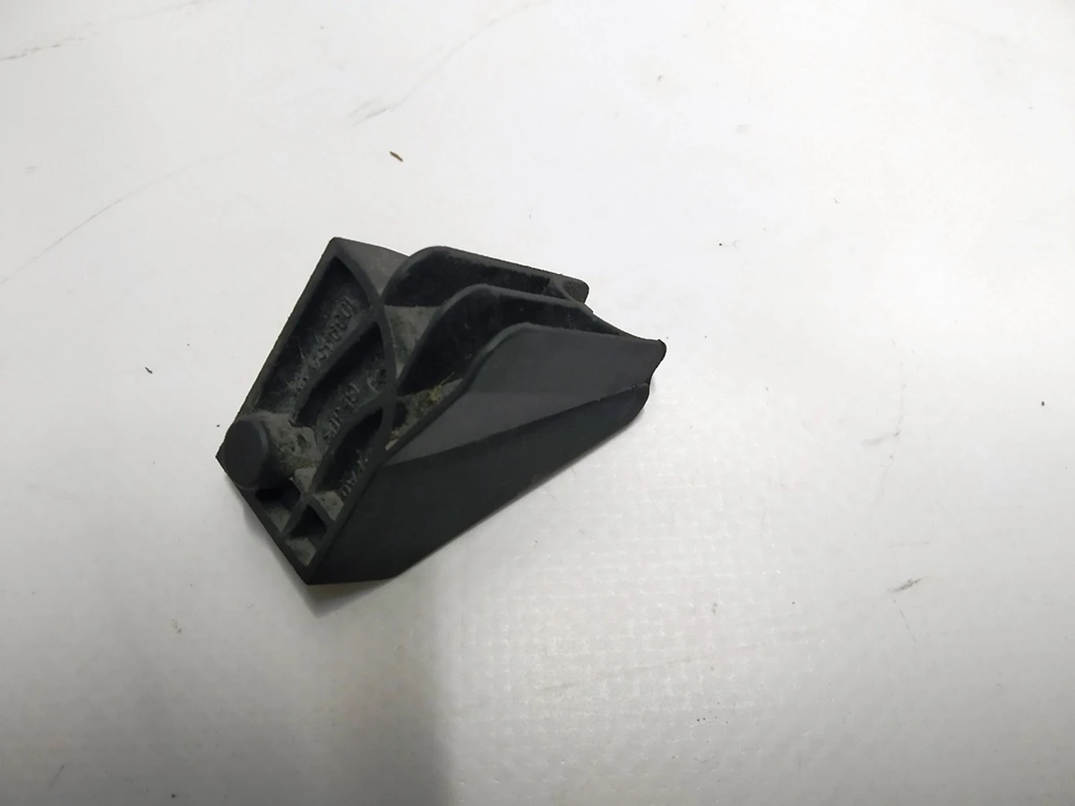 6 Кронштейн опорный тросика замка капота правого Tesla model S 1039454-00-C