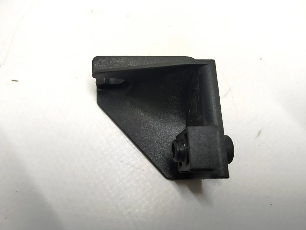 6 Кронштейн опорный тросика замка капота правого Tesla model S 1039454-00-C