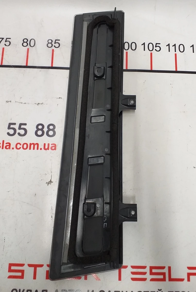 15 Накладка наружная декоративная (стекло) двери задней правой Tesla Model X 1095001-00-B