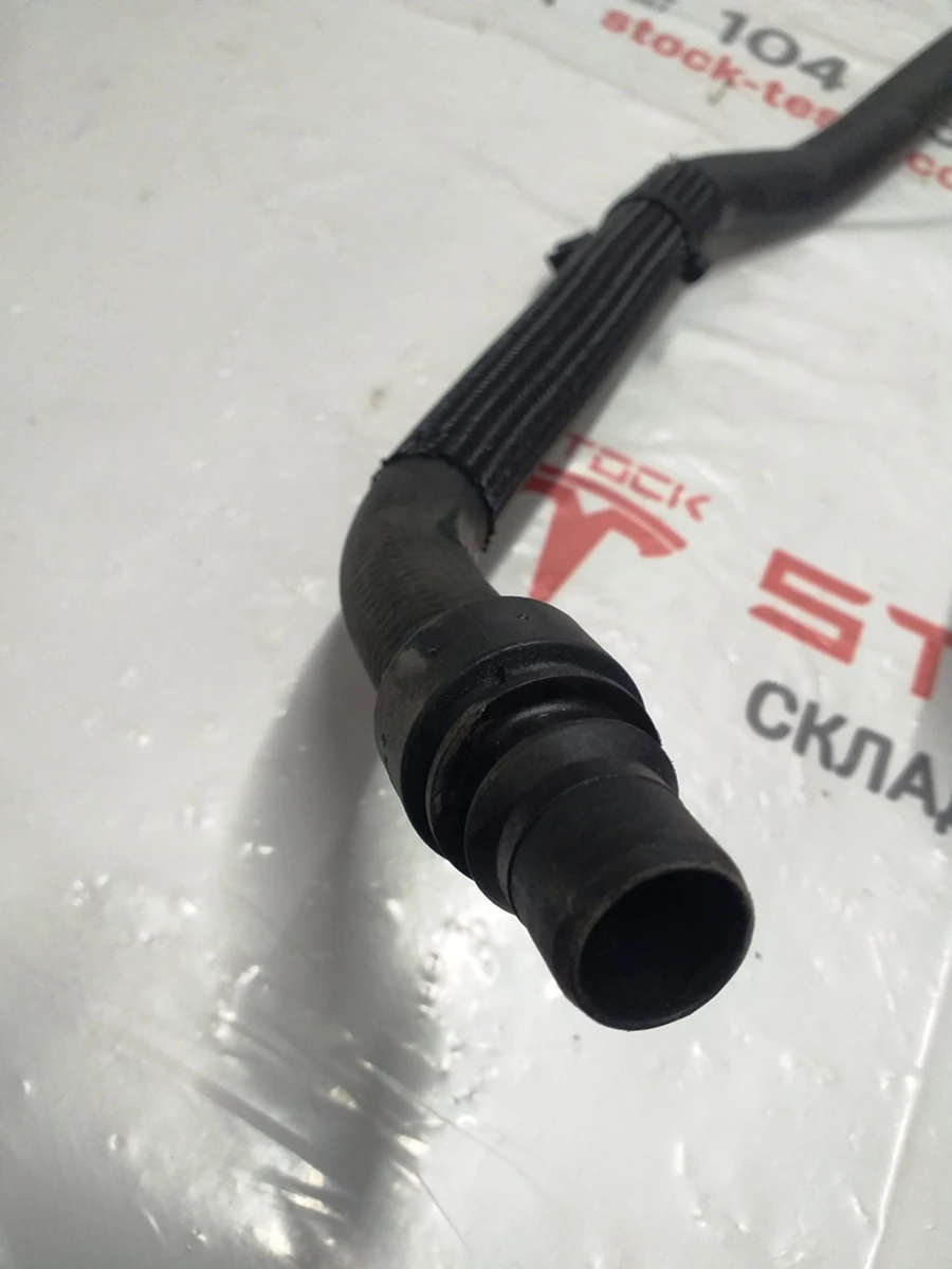 1 Шланг системи охолодження правий передній Tesla model X 1041531-00-J