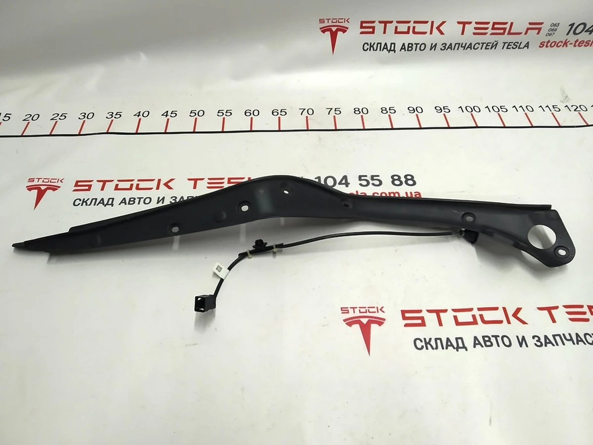 2 RWK, PINCH SENSOR CARRIER REAR DOOR RH, LWR RR Tesla model X 1041595-00-F