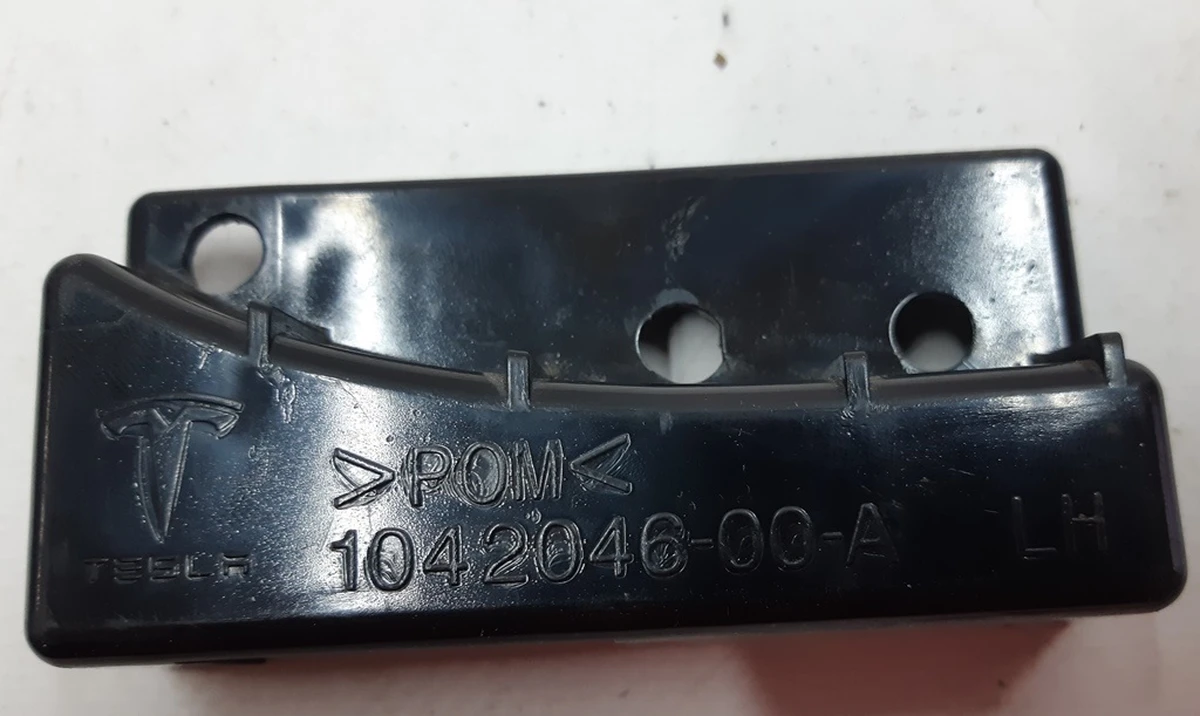 10 Кронштейн заднього бампера лівий з пошкодженням Tesla model S REST 1042046-00-B