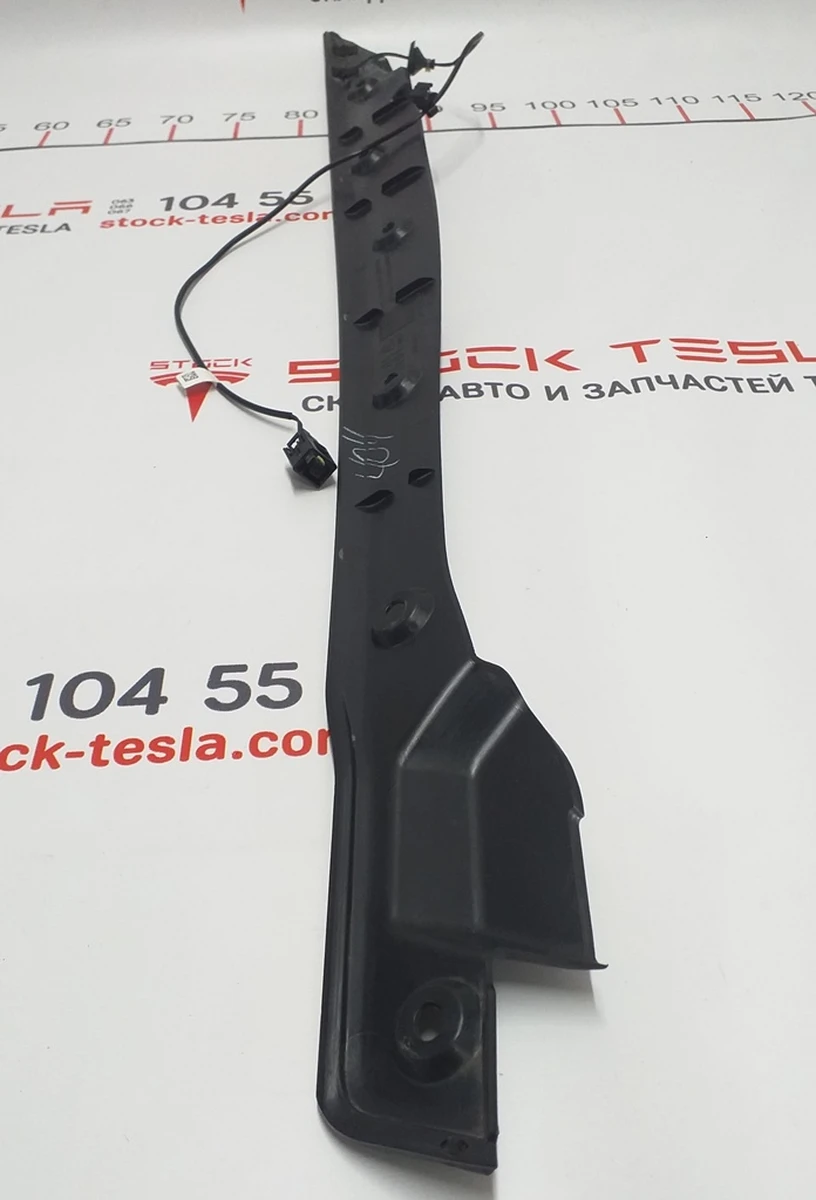 2 Накладка дверей кришки багажника права (під датчик притискання) Tesla model X 1042393-00-D