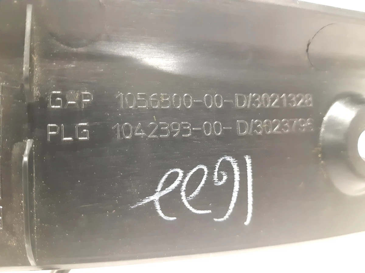 2 Накладка дверей кришки багажника права (під датчик притискання) Tesla model X 1042393-00-D