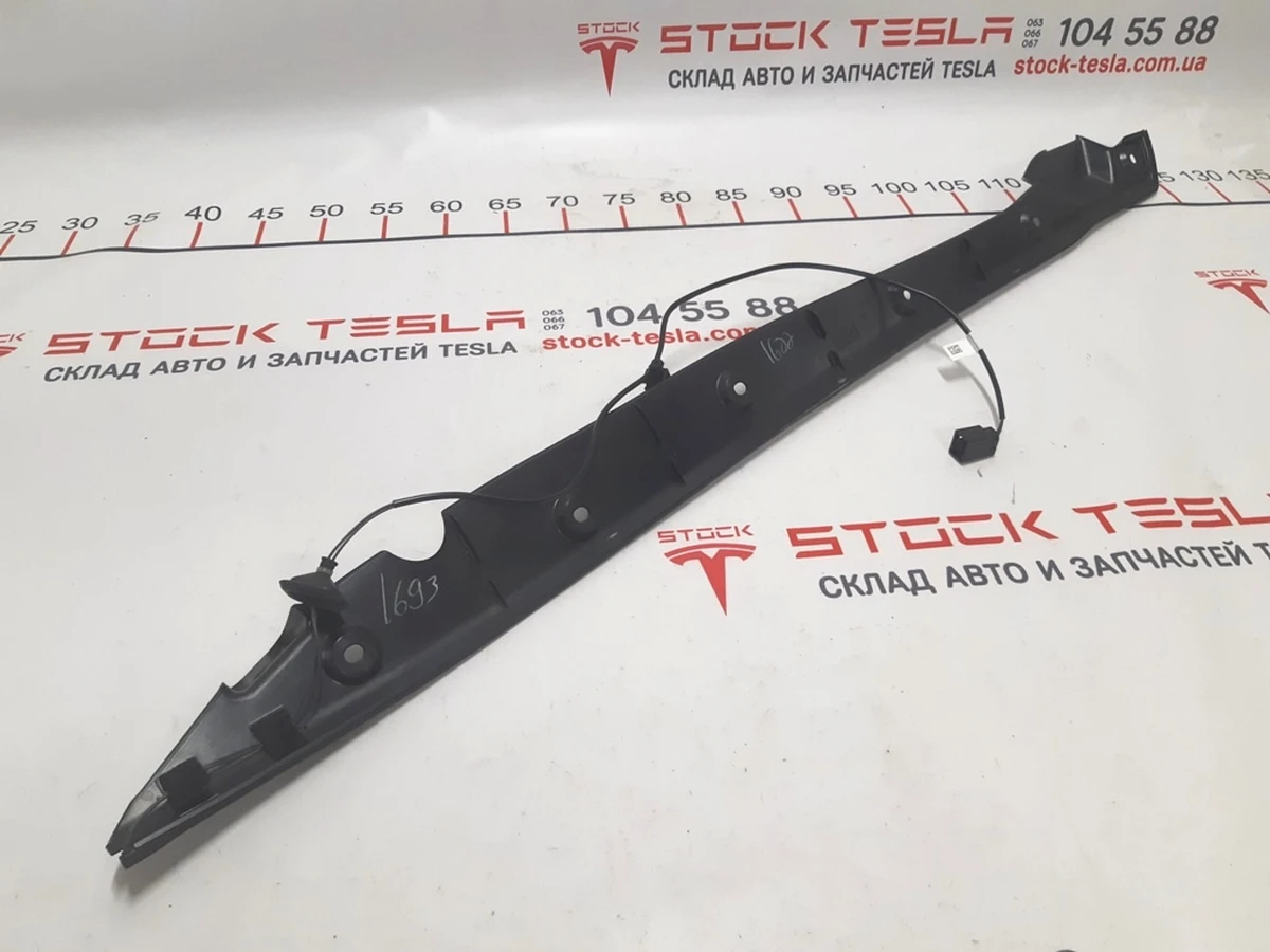 2 Накладка дверей кришки багажника права (під датчик притискання) Tesla model X 1042393-00-D