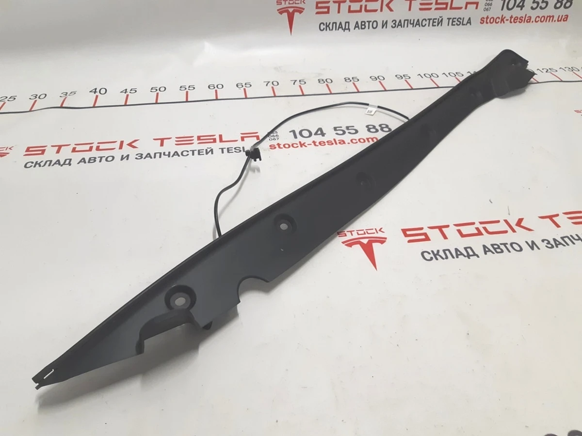 2 Накладка дверей кришки багажника права (під датчик притискання) Tesla model X 1042393-00-D