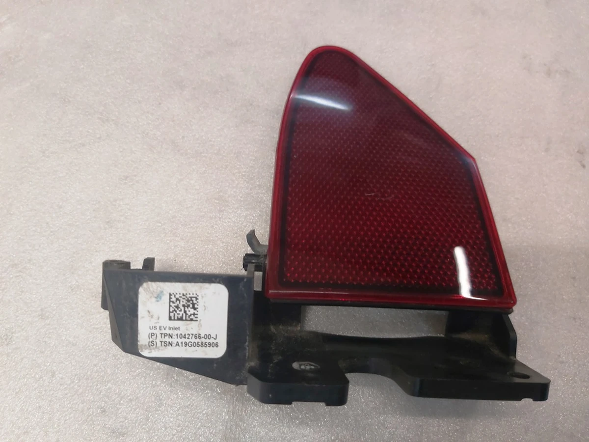 10 Кришка люка порту зарядки (відбивач) Tesla model S REST, model X 1038548-00-I