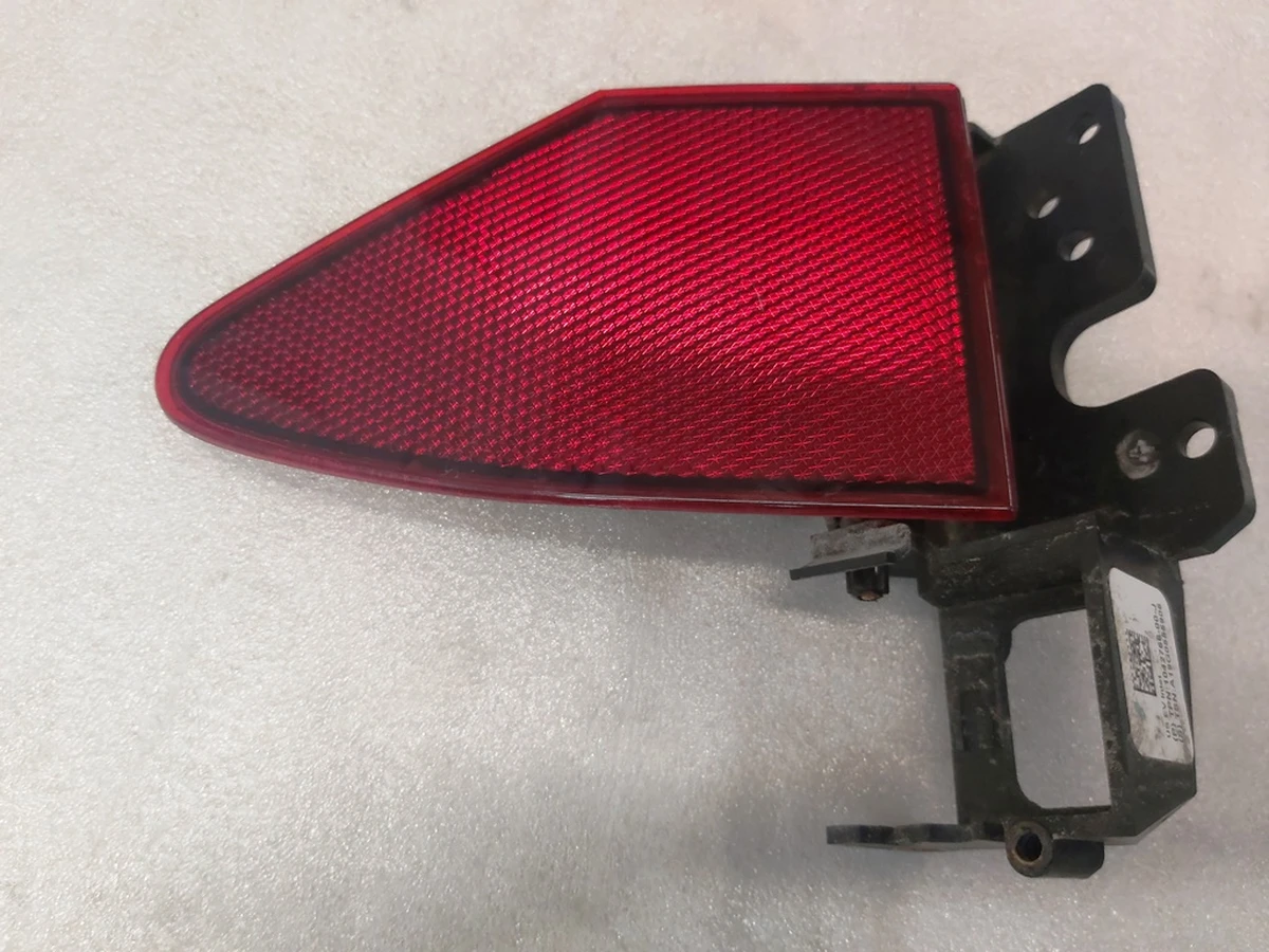 10 Кришка люка порту зарядки (відбивач) Tesla model S REST, model X 1038548-00-I