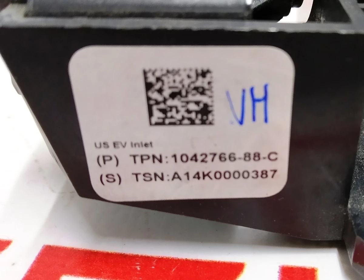 Люк порту заряджання з електроприводом AWD Tesla model S 1042766-96-H