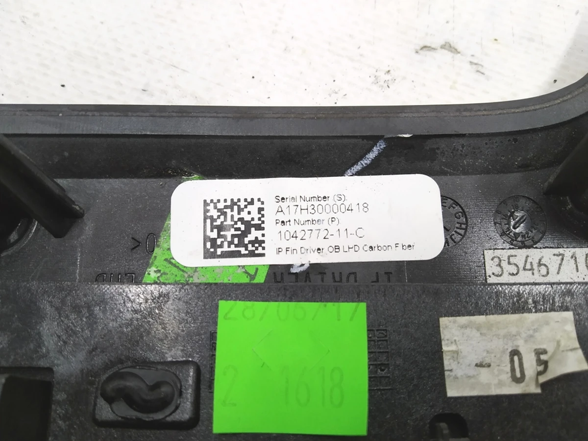 18 Декоративна накладка центральної панелі водійська ліва CARBON FIBER Tesla model X 1042772-11-C