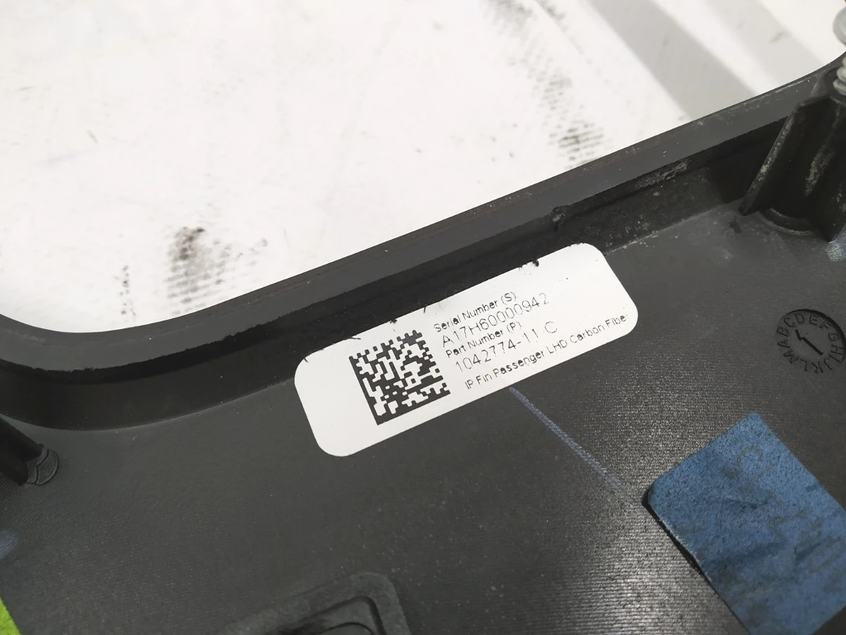 18 Декоративна накладка центральної пасажирської панелі CARBON FIBER Tesla model X 1042774-11-C