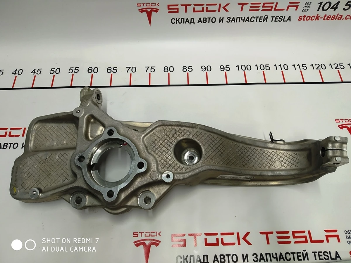 1 Кулак поворотний передній лівий Performance Tesla S 1043052-00-A