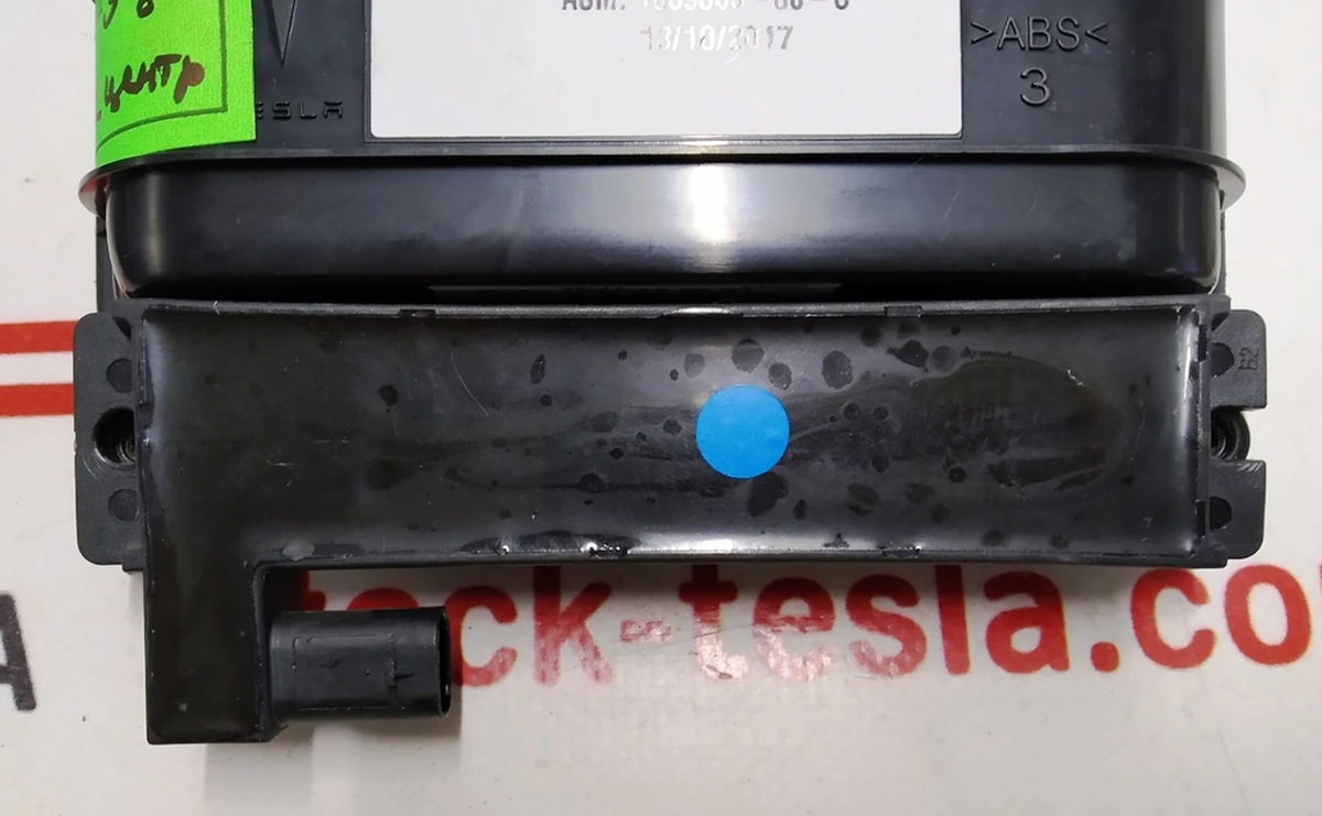 1 Антенна беспроводного ключа Tesla Model X 1043129-00-B