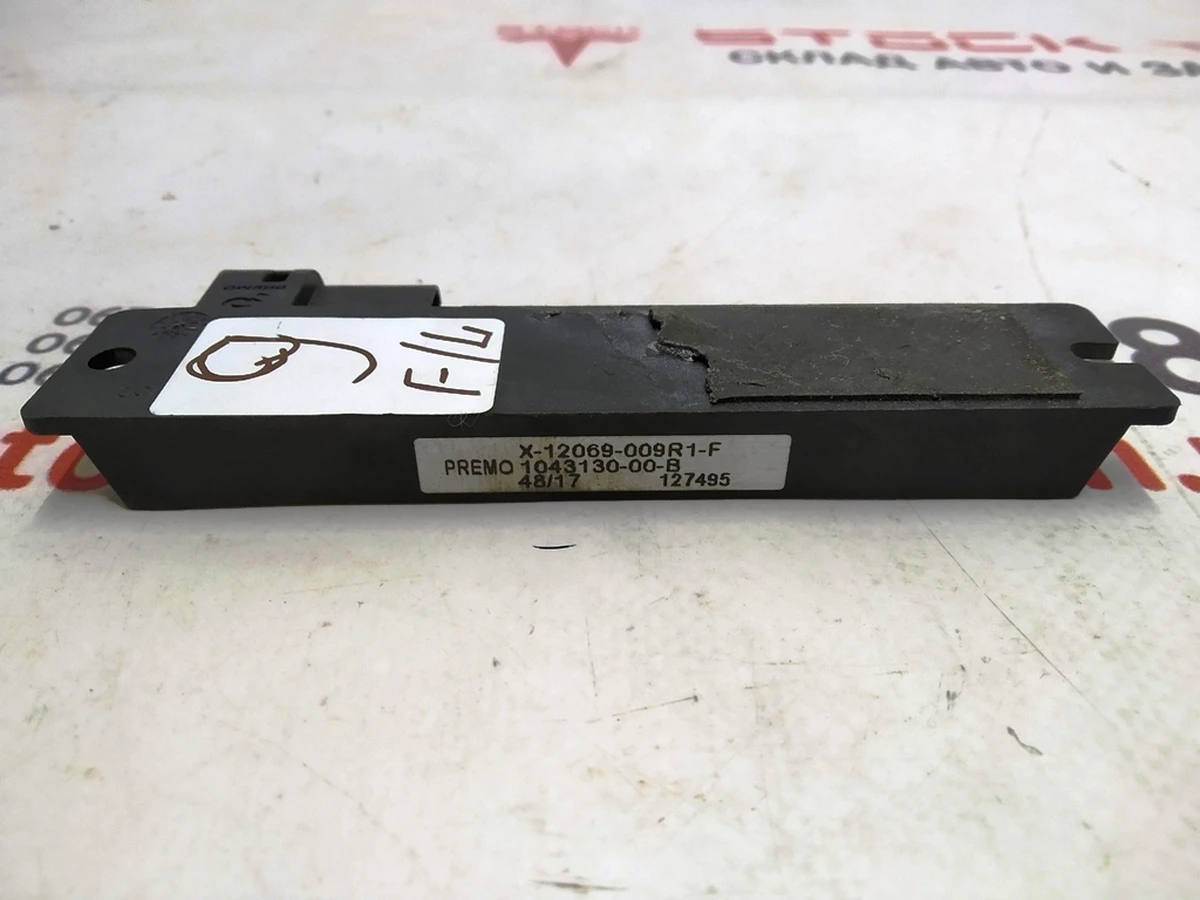 2 Антенна пассивного открытия автомобиля Tesla Model X 1043130-00-B