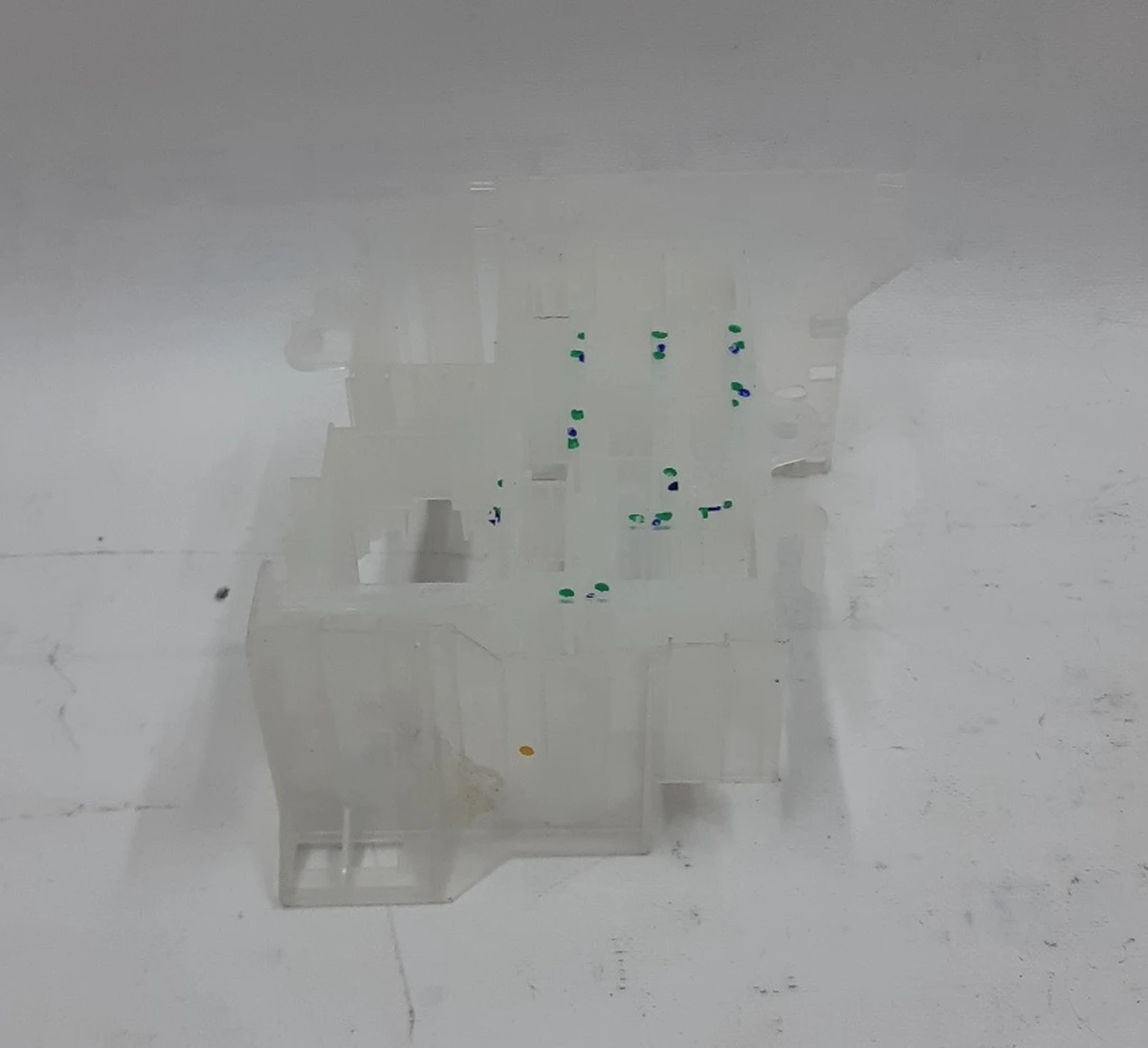 Кронштейн фиксации разъемов электропроводки кузова главной Tesla model X 1043275-00-E