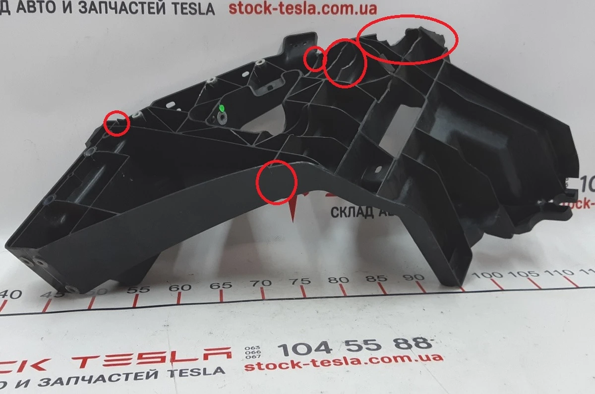3 Кронштейн главной фары левый (шахта) с повреждением Tesla model X 1043357-00-F