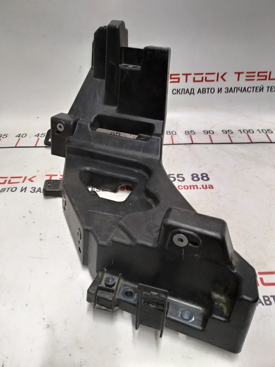 4 MX HEADLAMP SUPPORT BRACKET RH Tesla model X 1043612-00-F