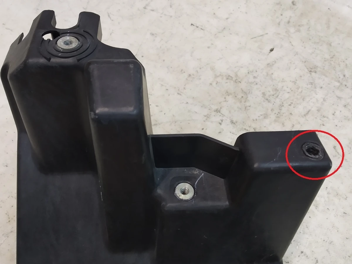 4 Кронштейн главной фары правый (шахта) Б/У Tesla model X 1043612-00-F