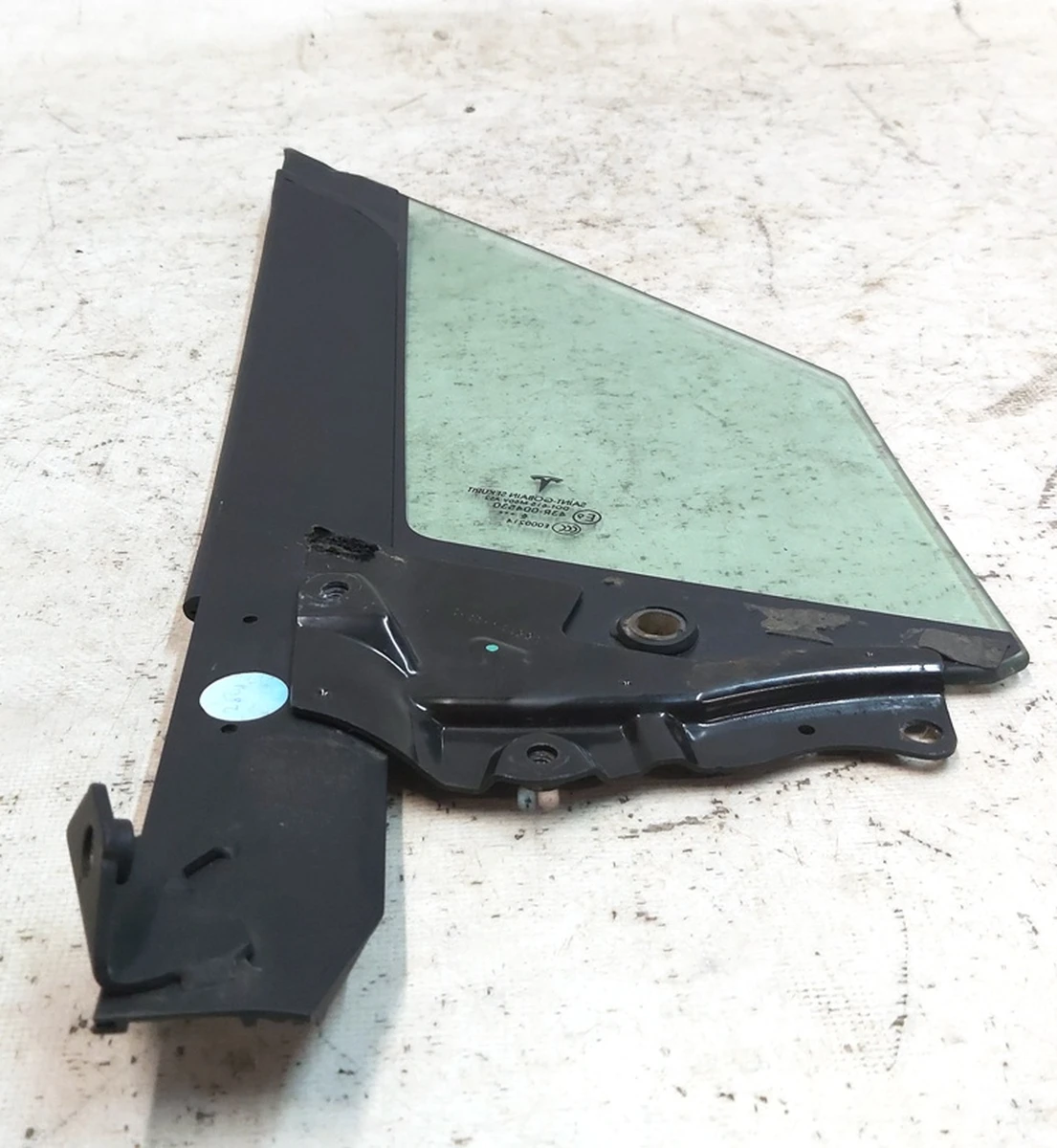 1 Кватирка передня ліва Tesla model X 1043897-00-K