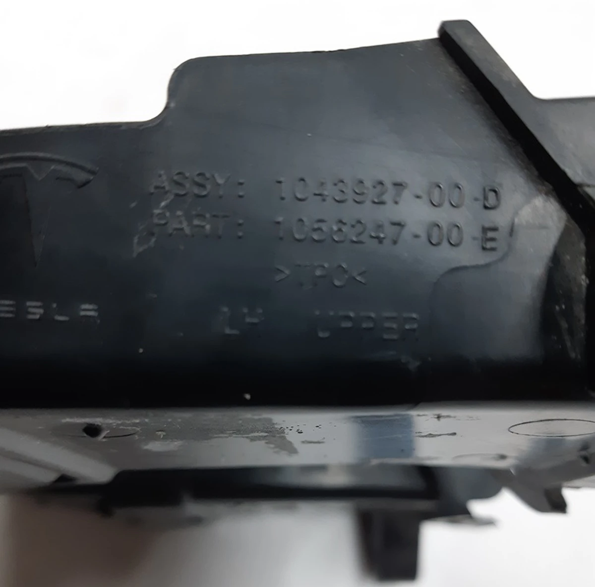 30 Повітропровід протитуманної фари лівий у зборі Tesla Model X 1043927-00-E