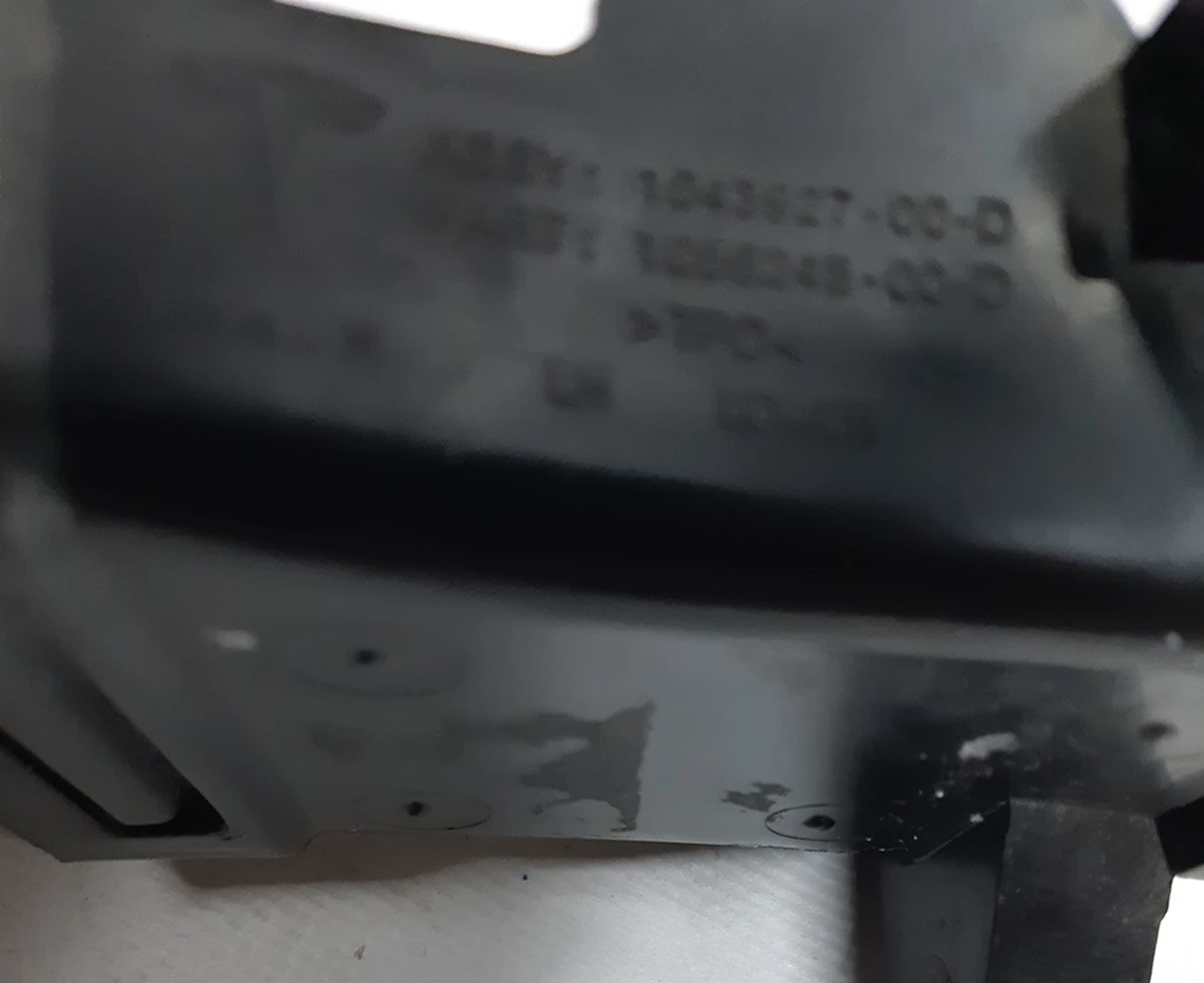 30 Повітропровід протитуманної фари лівий у зборі Tesla Model X 1043927-00-E