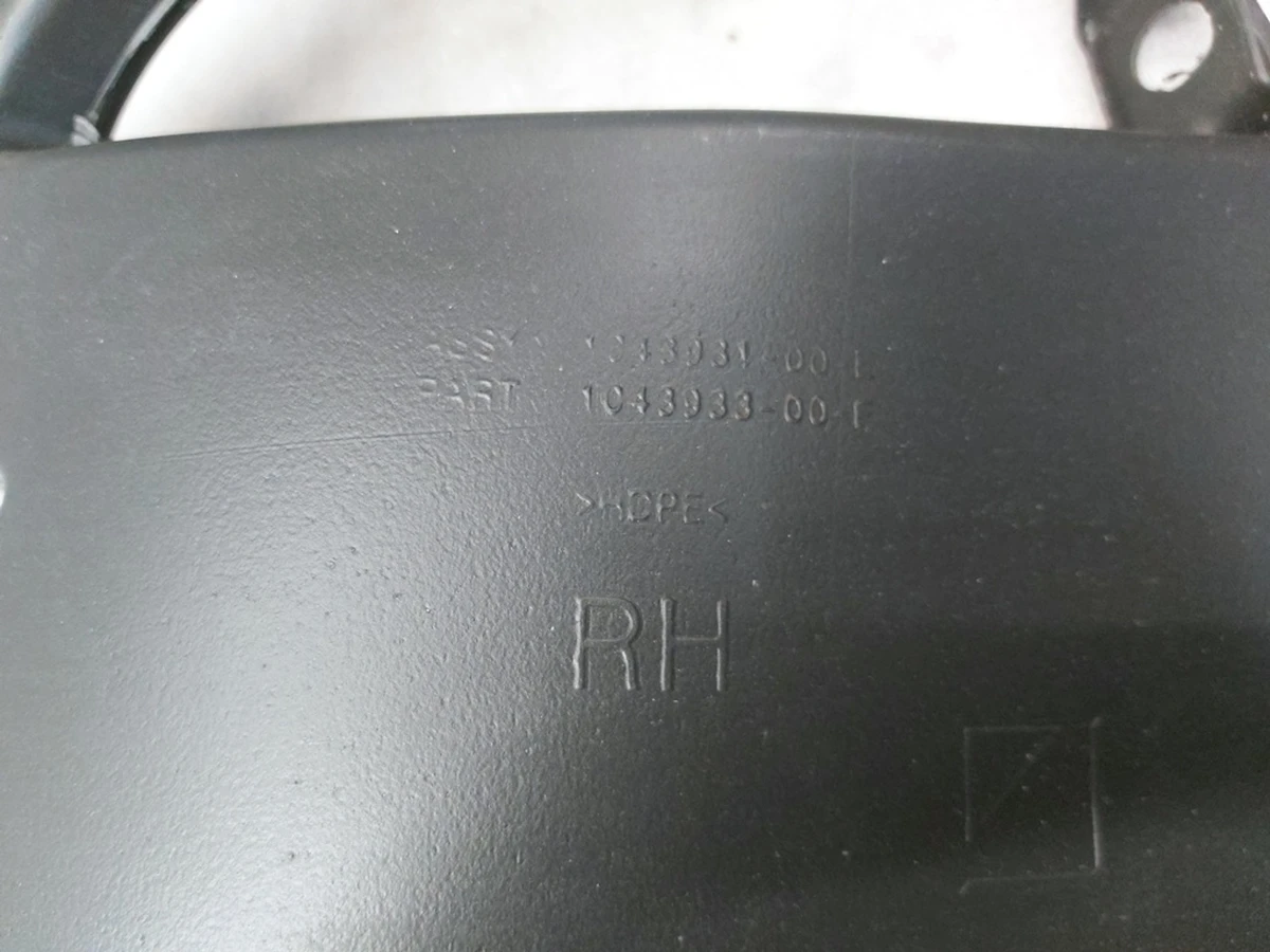 14 Воздуховод противотуманной фары правый Tesla model X 1043933-00-E