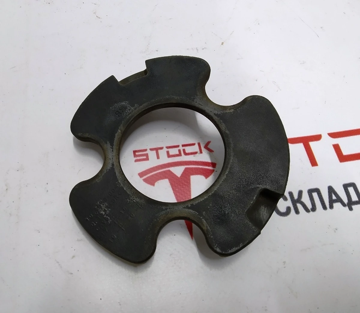 3 Накладка гумова склянки опорного правого Tesla Model 3, Model Y 1044036-00-B