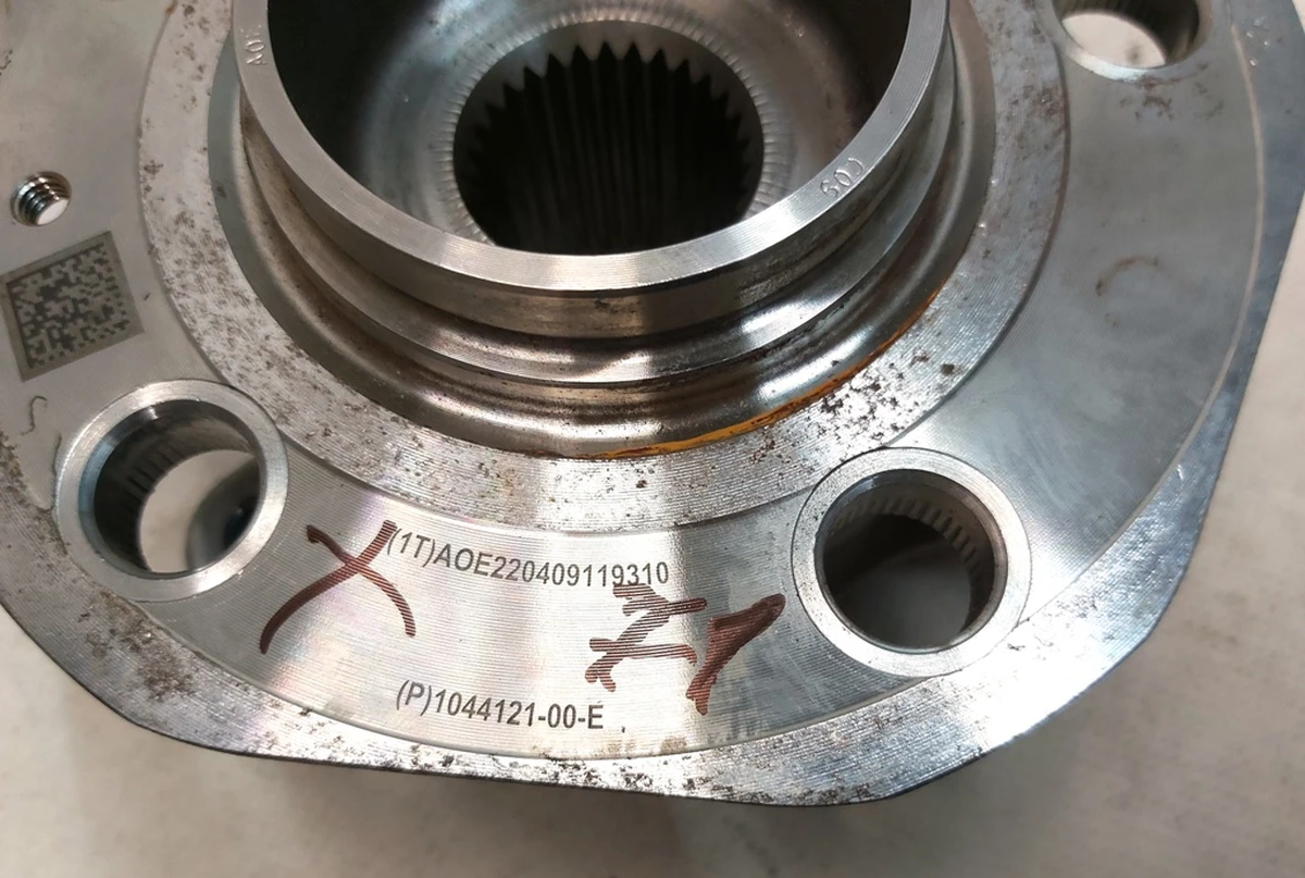 2 Front drive AWD hub without studs substandard Tesla model 3, model 3 Jan 2024, model Y 1044121-00-E