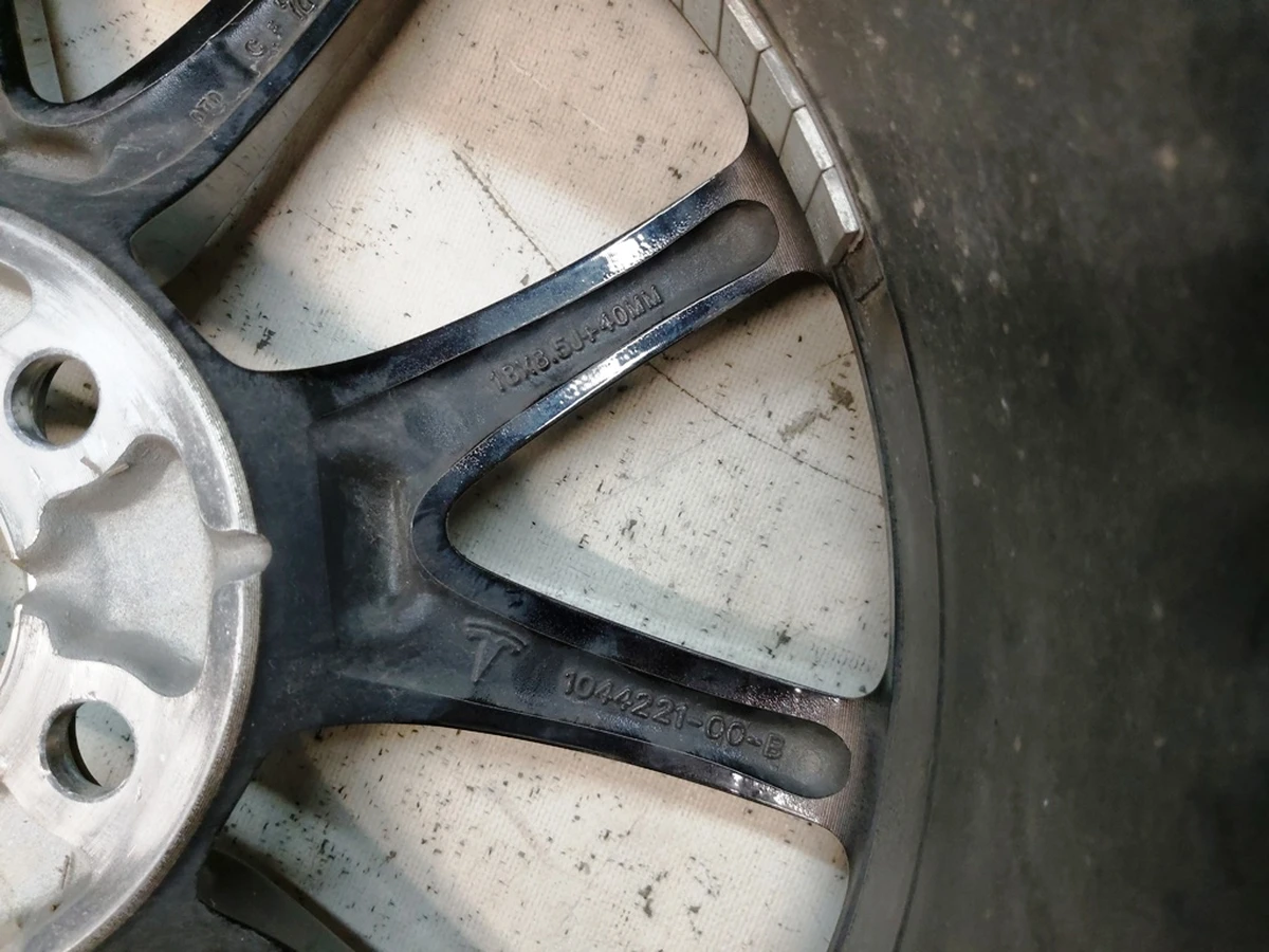 1 Диск колесный 18X8.5J ET40 AERO с повреждением Tesla model 3 1234221-00-C